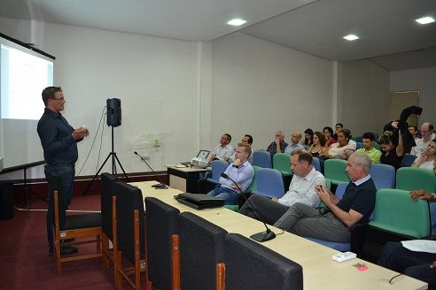 Pesquisador da Universidade de Oulu (Finlândia), Ari Isokangas, apresentou sua pesquisa durante seminário, na Cinemateca do câmpus.